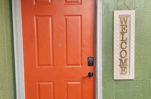 Collister House | Cheerful 2 bedroom Best Value in NW Boise; 10 min to downtown