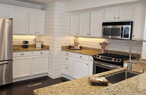Garden District House | Cheerful 3 bedroom 2 bath, quick walk downtown!