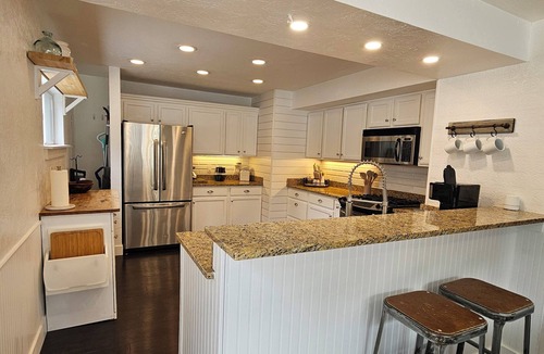 Garden District House | Cheerful 3 bedroom 2 bath, quick walk downtown!