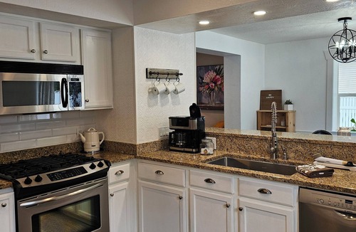 Garden District House | Cheerful 3 bedroom 2 bath, quick walk downtown!