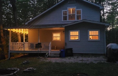 Evart Cottage | Cheerful 3-brd, 2 full bth cottage with DNR launch lake access on Chippewa Lake