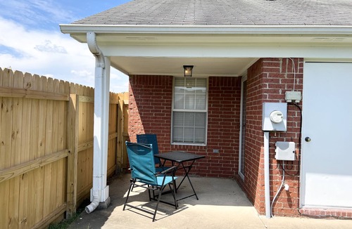 Horn Lake House | Cheerful 3bd/3ba home with Patio & Fireplace!