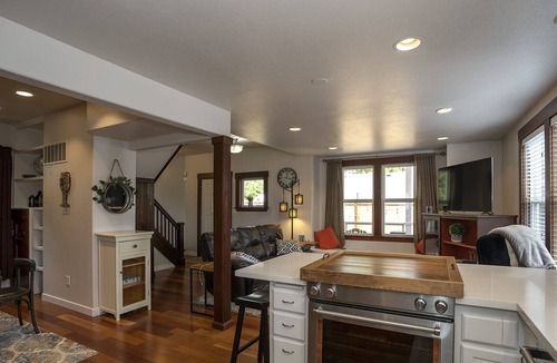 Old Town House | Cheerful Old Town 3 bedroom with hot tub & a view!