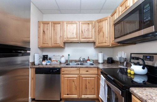 Central City Apartment | Cheery & Comfortable Apartment Near Downtown – Ideal for Extended Stays