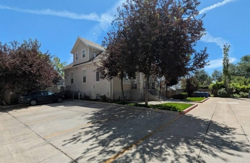 Central City Apartment | Cheery & Comfortable Apartment Near Downtown – Ideal for Extended Stays