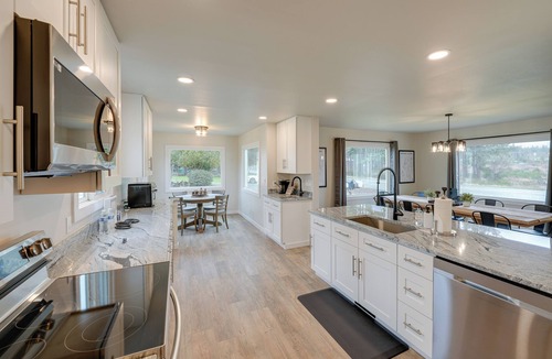 Oak Harbor House | Chef's Dream Beautifully Remodeled Home Sleeps 12