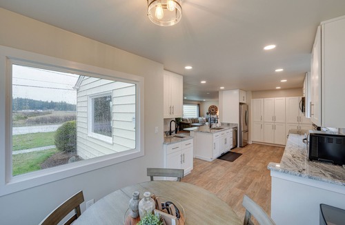 Oak Harbor House | Chef's Dream Beautifully Remodeled Home Sleeps 12