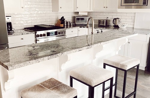 Park City Condo | ★Chef's kitchen, Free shuttle to Deer Valley, balcony, Covered Parking, Views!