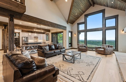 Ashton House | Cherry Butte Lodge| Luxe Lodge Sleeps 27, Hot Tub, Fire Pit, & Views!