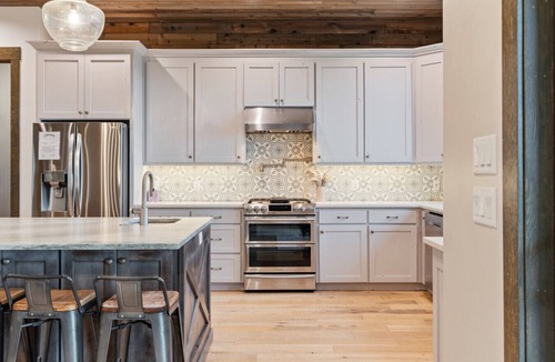 Ashton House | Cherry Butte Lodge| Luxe Lodge Sleeps 27, Hot Tub, Fire Pit, & Views!