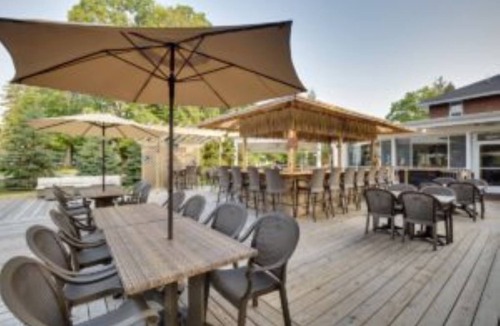 Central Lake Hotel | Cherry Room for 2 at The Blue Pelican Inn
