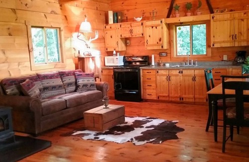 Waterville Cabin | Chestnut. 3 bedroom, 2 bath Log Cabin with outdoor hot tub jacuzzi.sleeps 10