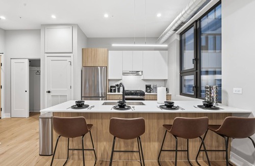Edgewater Beach Apartment | Chic 2BR Apartment in Edgewater: Gym & Parking