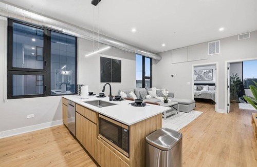 Edgewater Beach Apartment | Chic 2BR Apartment in Edgewater: Gym & Parking