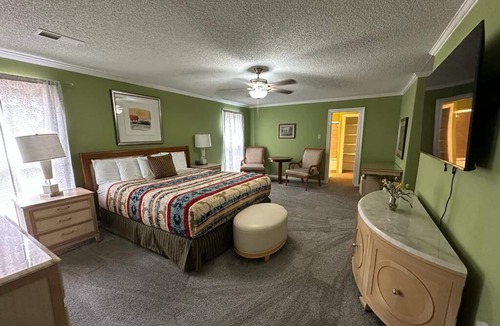Cordova House | Chic 6 King beds and more, Cordova Near Shopping