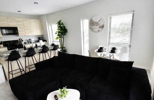 Downtown Des Moines Apartment | Chic Des Moines 2BR with Amenities & Prime Location
