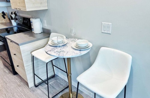 Downtown Des Moines Apartment | Chic Downtown Studio with Gym Access & Rooftop Lounge