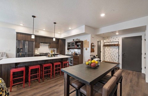 People's Freeway Condo | Chic & Modern Spacious Downtown Loft w/Free Secured Parking, Balcony, Near TRX