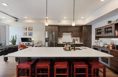 People's Freeway Condo | Chic & Modern Spacious Downtown Loft w/Free Secured Parking, Balcony, Near TRX