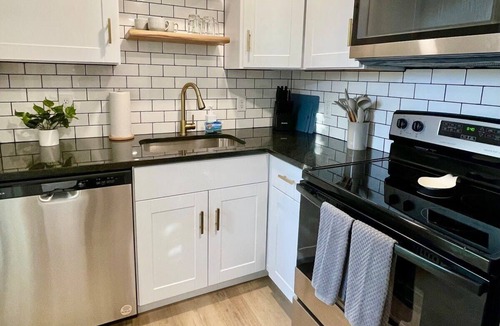 Joslyn Castle Apartment | Chic Pet-Friendly Apartment Near Blackstone & UNMC