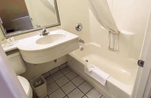 Pendleton Hotel | Chic Room with Comfortable Beds and Private Bath Near Downtown Pendleton