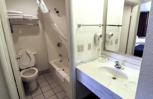 Pendleton Hotel | Chic Room with Comfortable Beds and Private Bath Near Downtown Pendleton