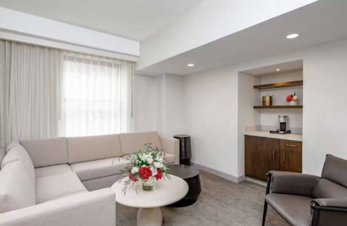 Downtown Des Moines Hotel | Chic Stay in the Heart of Des Moines Close to Arena, Shopping, and Dining