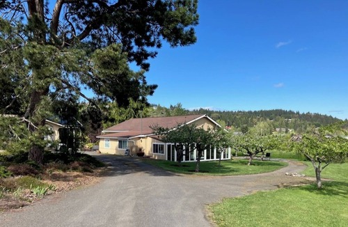 Bell Hill Cottage | Chicken Coop Guest House Near Olympic National Park Sequim Pet friendly One bdrm