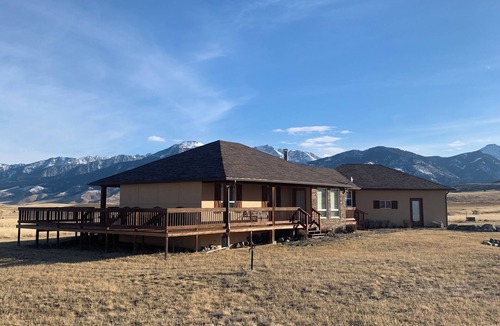 Livingston House | Chico Old Saloon Yellowstone NP Paradise Valley Steele House Montana getaway