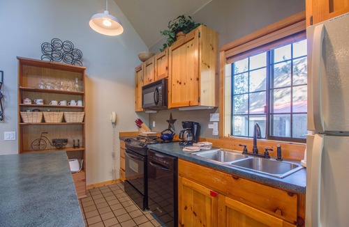 Sunriver House | CIRC04 - Cozy cabin, Hot Tub, Community Pool, Fireplace, Bikes