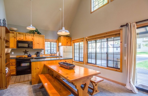 Sunriver House | CIRC04 - Cozy cabin, Hot Tub, Community Pool, Fireplace, Bikes