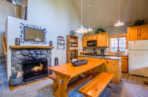 Sunriver House | CIRC04 - Cozy cabin, Hot Tub, Community Pool, Fireplace, Bikes