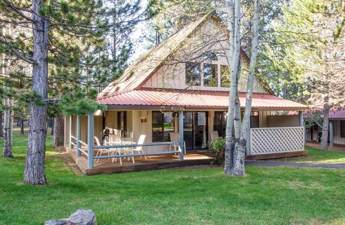 Sunriver House | CIRC04 - Cozy cabin, Hot Tub, Community Pool, Fireplace, Bikes