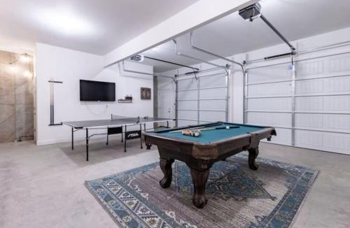 Chattanooga House | City Side Comfort in Missionary Ridge - hot tub