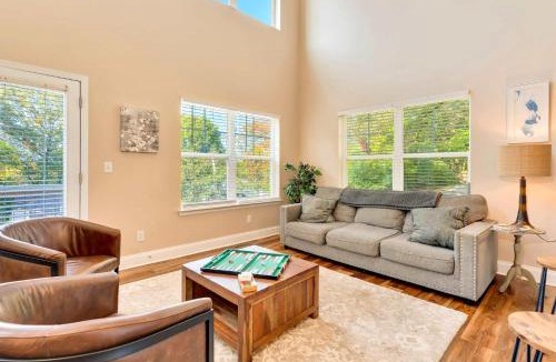Chattanooga House | City Side Comfort in Missionary Ridge - hot tub