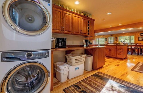 Park County House | Clarks Fork Crossing- Direct River Access, Large family Cabin!