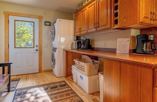 Park County House | Clarks Fork Crossing- Direct River Access, Large family Cabin!