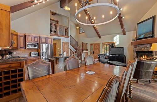 Tamarack Ski Chalet | Classic Chalet|Wood Fireplace, Great for Families