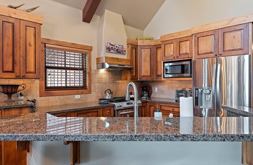 Tamarack Ski Chalet | Classic Chalet|Wood Fireplace, Great for Families