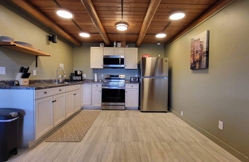 Irwin Cabin | Classic log cabin with stunning views!