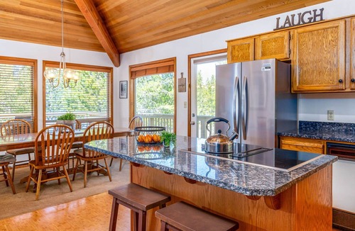 Sunriver House | Classic Sunriver Home, Bikes, Kayaks, Ping Pong, Private Hot Tub-WHIT24