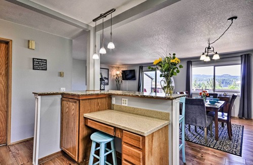 Hood River Apartment | Classy Hood River Condo with Mt. Adams Views!