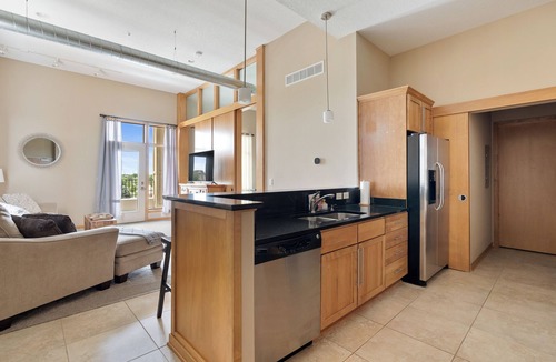 West Des Moines Apartment | Classy Safe Private Apartment w/Amenities Across f/Jordan Creek Mall w/Elevator