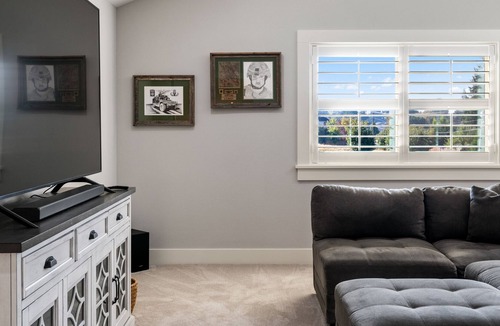 Lake Shore House | Clean and Comfortable Family Stay Close to Everything!