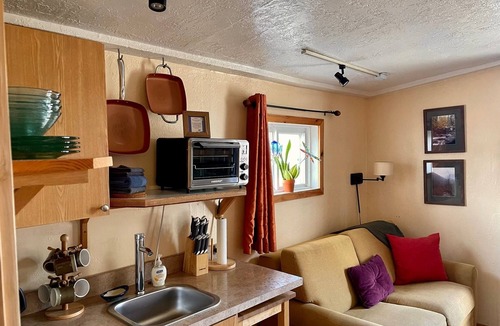 Lava Hot Springs Cabin | Clean and Cozy Cabin on Main Street - Walk to the river and hot pools!