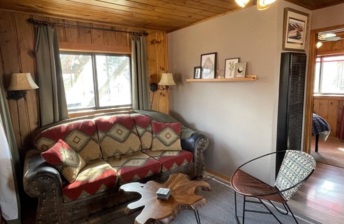 Lava Hot Springs Cabin | Clean and Cozy Cabin on Main Street - Walk to the river and hot pools!