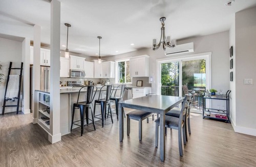Central Tacoma House | Clean and Modern Central Tacoma Escape