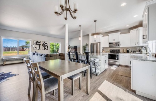 Central Tacoma House | Clean and Modern Central Tacoma Escape