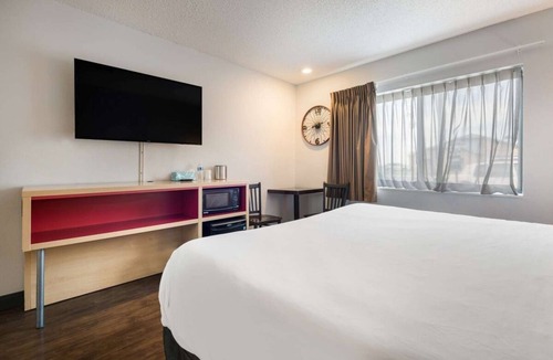 Ontario Hotel | Clean and Safe Stay! Indoor Pool, Pet-friendly, Free Parking and Breakfast!