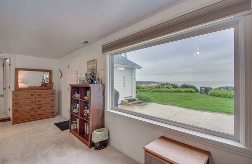 Coos Bay Cottage | Cliffside Lighthouse Beach Home w/Ocean View